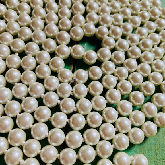 Stunning 72" Flapper - 6' Lustrous White Knotted Glass Pearls Necklace - Bridal - Picture 4 of 7